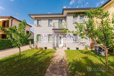 Villa di 160 m² con più di 5 locali a Fossò