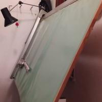 tavolo da disegno con tecnigrafo e lampada