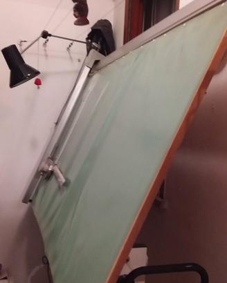 tavolo da disegno con tecnigrafo e lampada