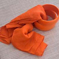 Bracciali arancione con foulard abbinato 