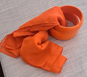 Bracciali arancione con foulard abbinato 