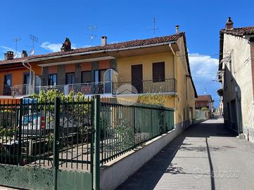 VILLA A SCHIERA A CHIVASSO