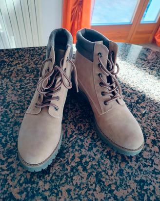 25€ anfibi nuovo n40. Agordo.