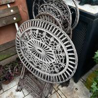 Set tavolo con due sedie da giardino