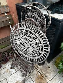 Set tavolo con due sedie da giardino