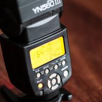 Yongnuo YN-560 III Flash con attacco universale