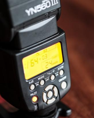Yongnuo YN-560 III Flash con attacco universale