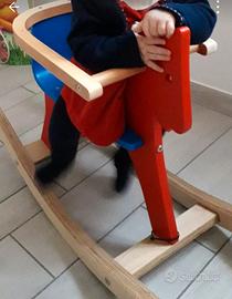 Cavallo a dondolo in legno