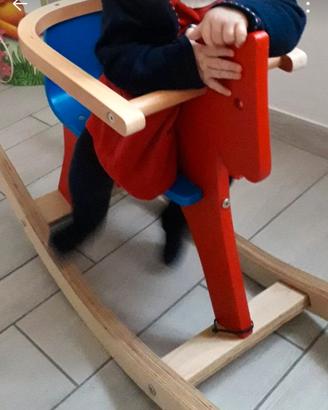 Cavallo a dondolo in legno