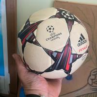 Pallone replica finale Champions Juve Ajax a Roma