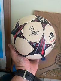 Pallone replica finale Champions Juve Ajax a Roma