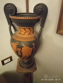 Anfora con piedistallo rappresentante scena Antica