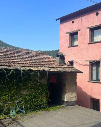 Rustico / Casale di 150 m² con più di 5 locali a B