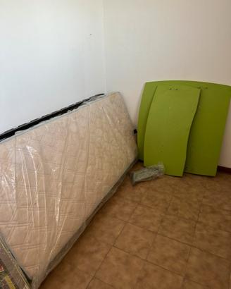 Letto scrivania e comodino