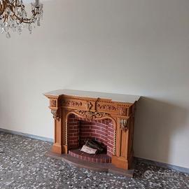 Camino artistico in legno intagliato a mano