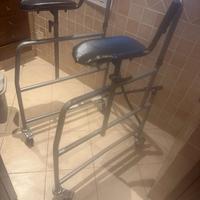 Deambulatore pieghevole con appoggi sottoascellari