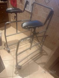 Deambulatore pieghevole con appoggi sottoascellari