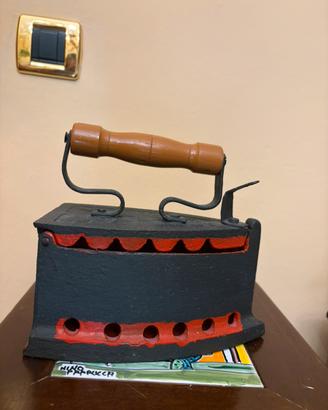 Antico ferro da stiro a carbone in ghisa