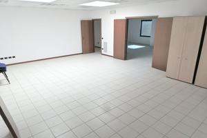 Spazioso ufficio cablato con parcheggio