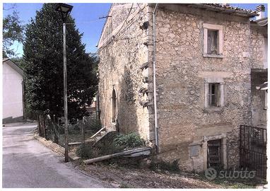 Rustico con pertinenza e giardino