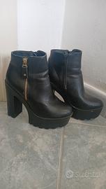 stivaletto nero con tacco