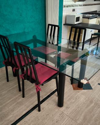 Tavolo in vetro con sedie