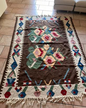 Tappeto etnico 160×130 – con difetti sul bordo