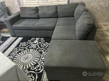 Divano angolare grigio con pouf, come nuovo