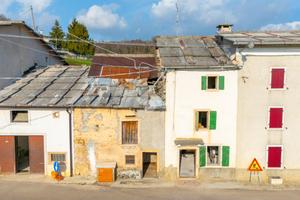 CASA DI CORTE A ERBEZZO