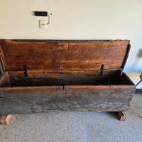 Cassapanca antica rustica in legno. 