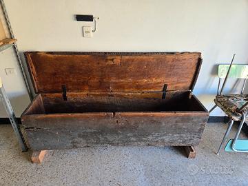 Cassapanca antica rustica in legno. 