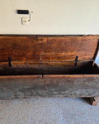 Cassapanca antica rustica in legno. 