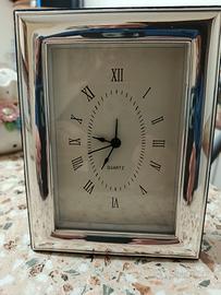 Orologio al quarzo con cornice Argento.