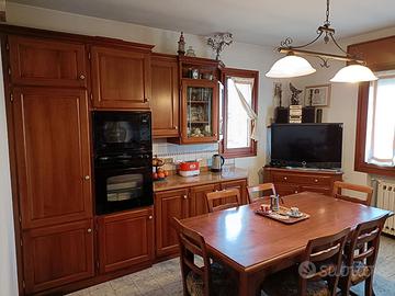 Cucina in legno massiccio