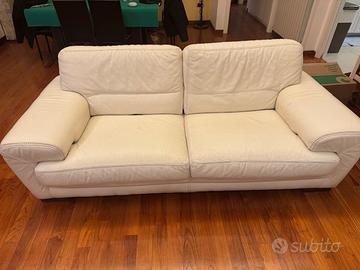 Divano letto e divano in pelle bianca