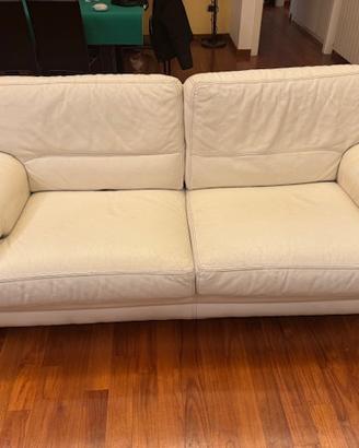 Divano letto e divano in pelle bianca