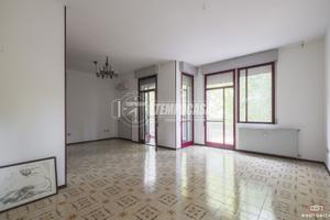APPARTAMENTO CON TRE CAMERE E GARAGE