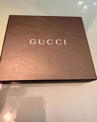 Portafoglio Gucci nero in pelle martellata con sca
