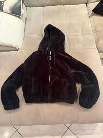 Pellicciotto nero con cappuccio.