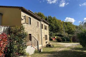 Rustico / Casale di 217 m² con 5 locali e box auto