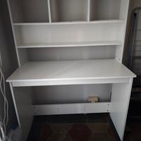 scrivania  con ripiani