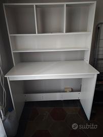 scrivania  con ripiani