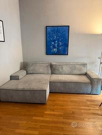Divano grigio con chaise lounge