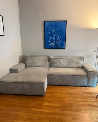 Divano grigio con chaise lounge