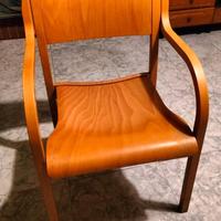 Sedia in legno comoda, larga e resistente