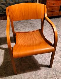 Sedia in legno comoda, larga e resistente