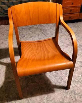 Sedia in legno comoda, larga e resistente