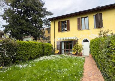 VILLA A SCHIERA A GUSSAGO