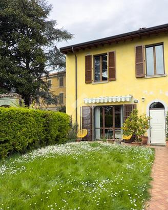 VILLA A SCHIERA A GUSSAGO