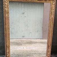 Specchio con cornice in legno intarsiato dorato